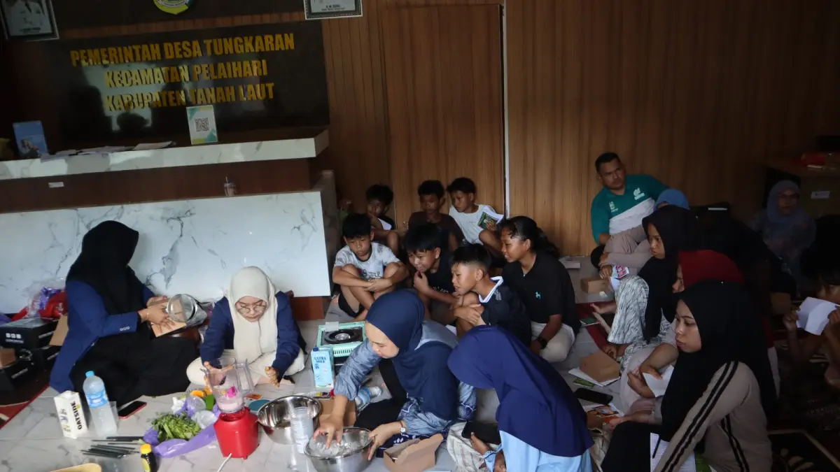 ANTUSIAS: Para remaja Desa Tungkaran memperhatikan tim PKM UNISKA MAB dan UMB membuat jamu anti anemia dan home remedies.