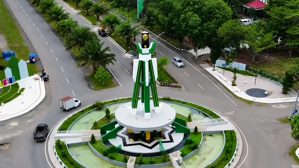 BEBAS KENDARAAN: Bundaran di kawasan Perkantoran Pemkab Tanah Bumbu menjadi salah satu landmark Jalan Dharma Praja yang bebas kendaraan saat Car Free Day perdana. (Foto: Dishub Tanah Bumbu)
