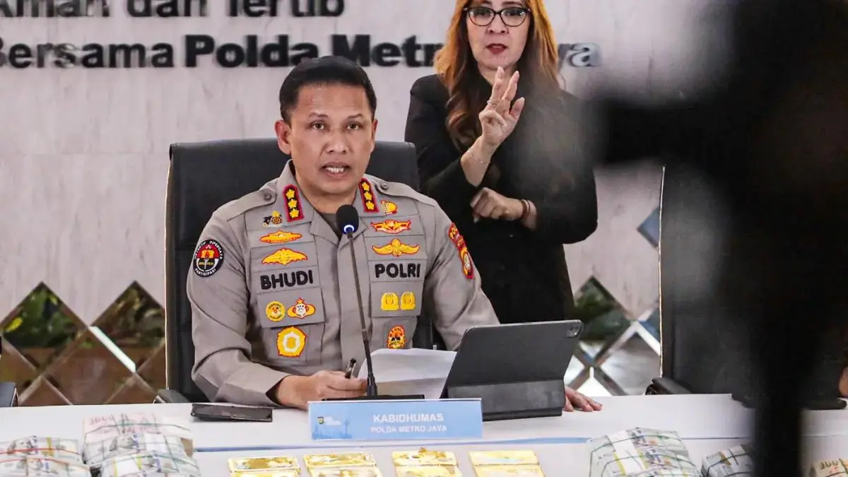 BERI KETERANGAN: Kabid Humas Polda Metro Jaya, Kombes Pol Budi Hermanto saat konferensi pers di Polda Metro Jaya, Jakarta, Jumat (10/7). (Dery Ridwansah/Jawa Pos)