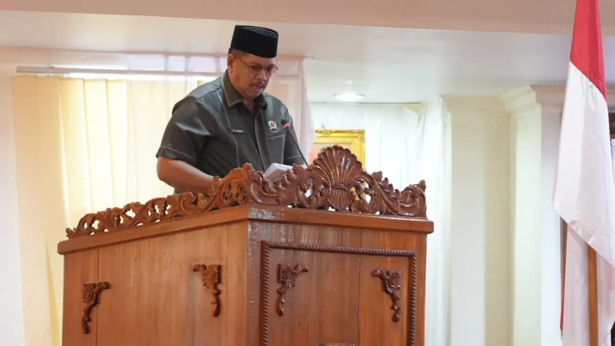 BERI KETERANGAN: Ketua Komisi I DPRD Tapin Rustan Nawawi mengharapkan kepada 39 kepala desa terpilih untuk amanah menjalankan tanggung jawab.