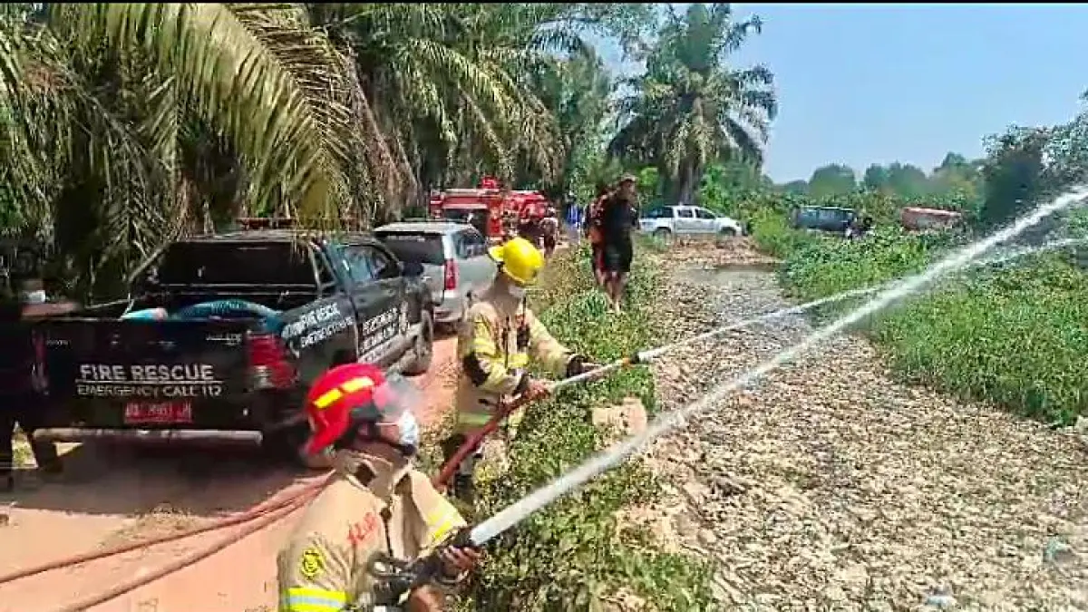 BERJIBAKU: Petugas pemadam kebakaran berjibaku memadamkan api dalam salah satu kejadian kebakaran di Banjarmasin.(Foto: Marliansyah untuk Radar Banjarmasin)