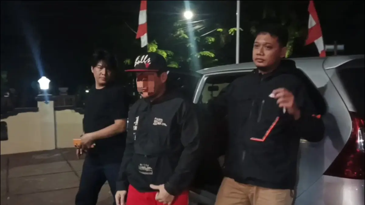 DIAMANKAN: Tersangka pelecehan seksual TS (28) digiring petugas ke ruang pemeriksaan Mapolsek Martapura setelah ditangkap, Kamis (13/8) malam. (POLSEK MARTAPURA KOTA)