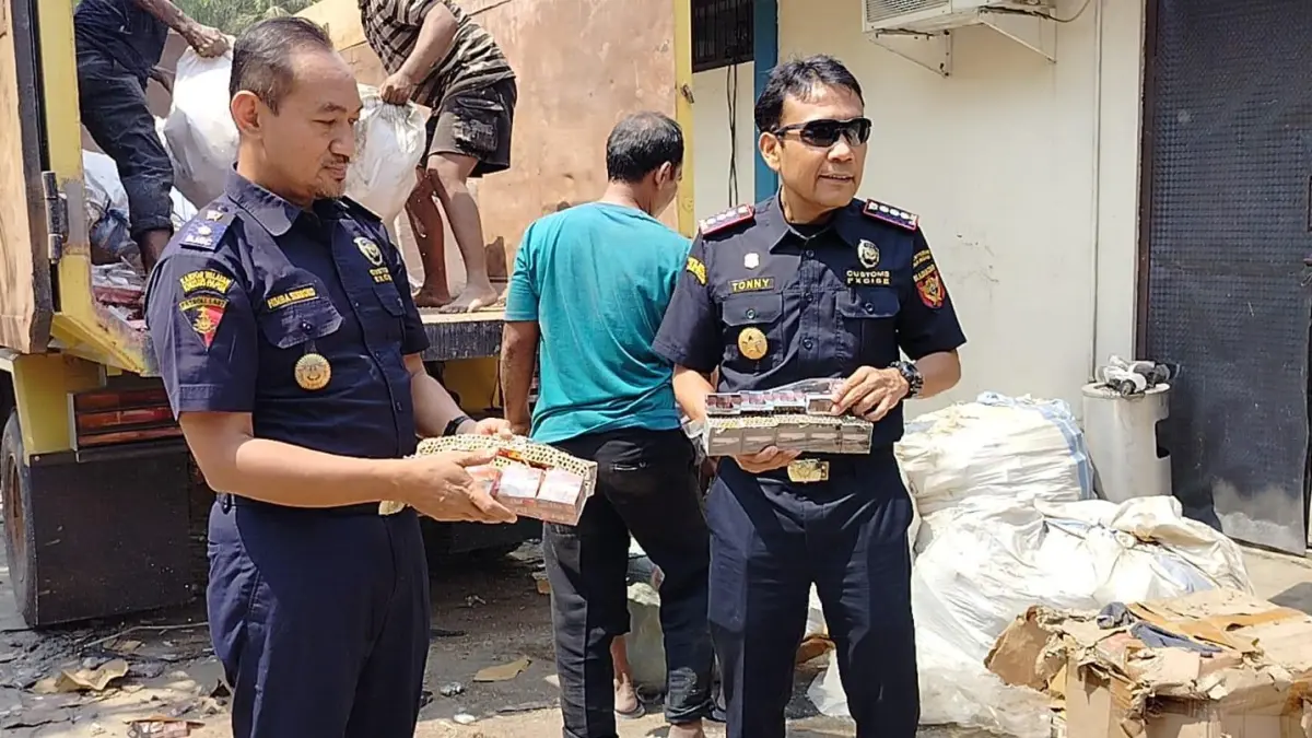 DIGAGALKAN: Bea Cukai Banjarmasin mengamankan jutaan batang rokok ilegal dari sebuah truk di Pelabuhan Trisakti. (Foto: Maulana)