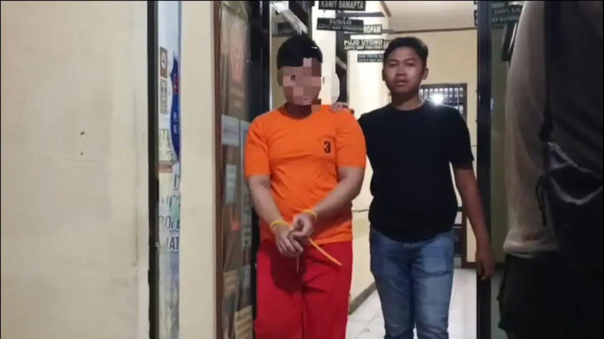 DITANGKAP: Polisi mengamankan TS (28), terduga pelaku begal payudara yang mengaku beraksi di tujuh TKP. (Sumber foto: polres banjar)
