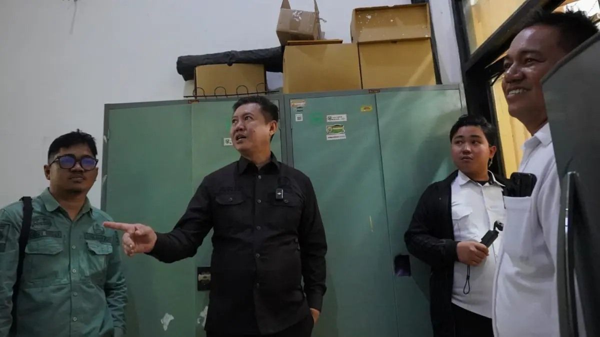 RISIKO KEAMANAN: Wakil Ketua DPRD Balangan, Saiful Arif melakukan peninjauan ruang arsip kependudukan di Kantor Disdukcapil Balangan.