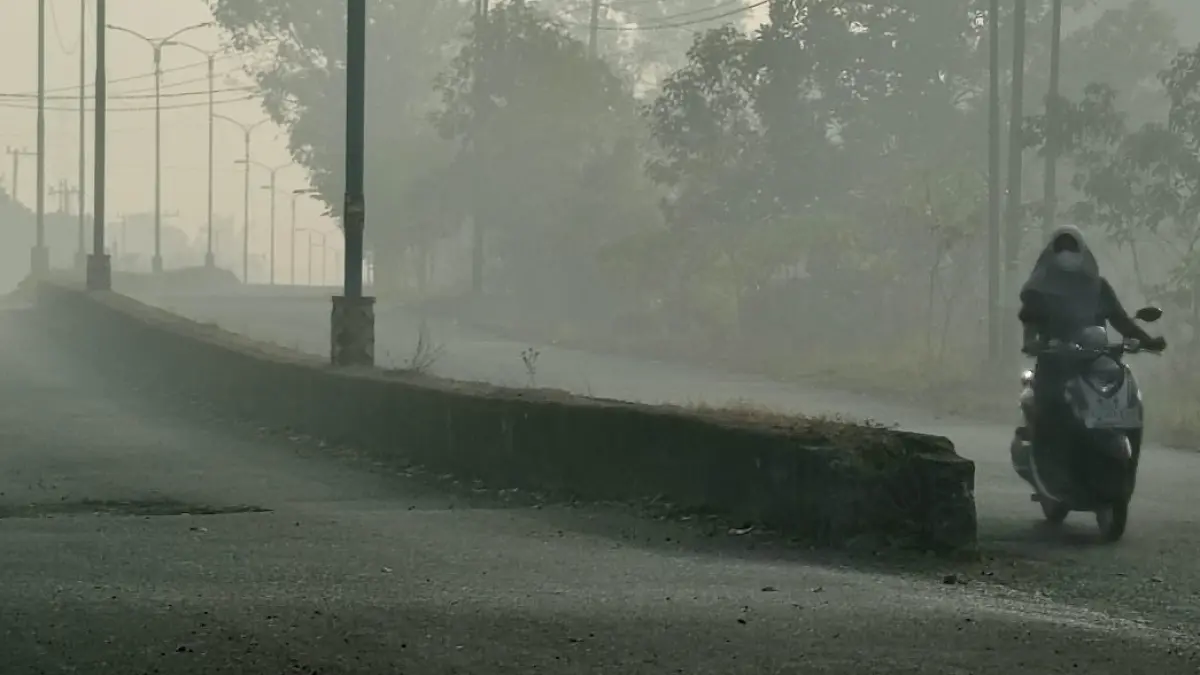 KABUT ASAP: Dinkes Kalsel ingatkan warga untuk membatasi aktivitas di luar rumah saat kabut asap pekat, serta mewajibkan penggunaan masker jika harus beraktivitas di luar ruangan.
