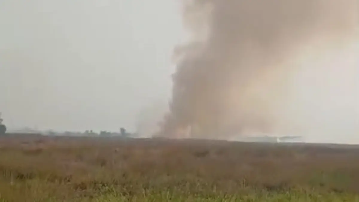 KARHUTLA: Kebakaran lahan terpantau dari kawasan Tatah Belayung yang berbatasan dengan wilayah Banjarmasin pada Rabu (12/8/2026).(Foto: Tangkapan Layar Video Warga)
