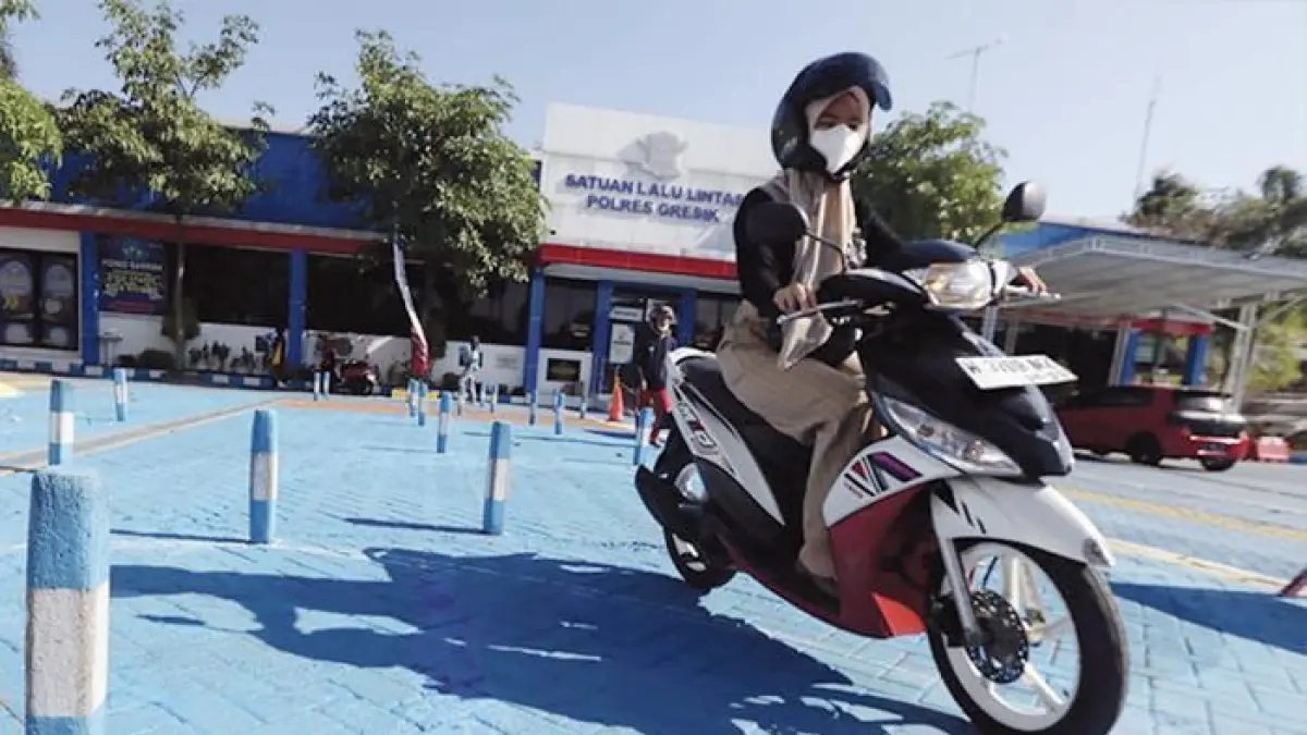 KONSENTRASI: Seorang pengendara mengikuti ujian praktek SIM C. Seorang Guru ASN mengajukan gugatan ke MK perihal pembuatan SIM baru saat telat diperpanjang. (Jawa Pos)