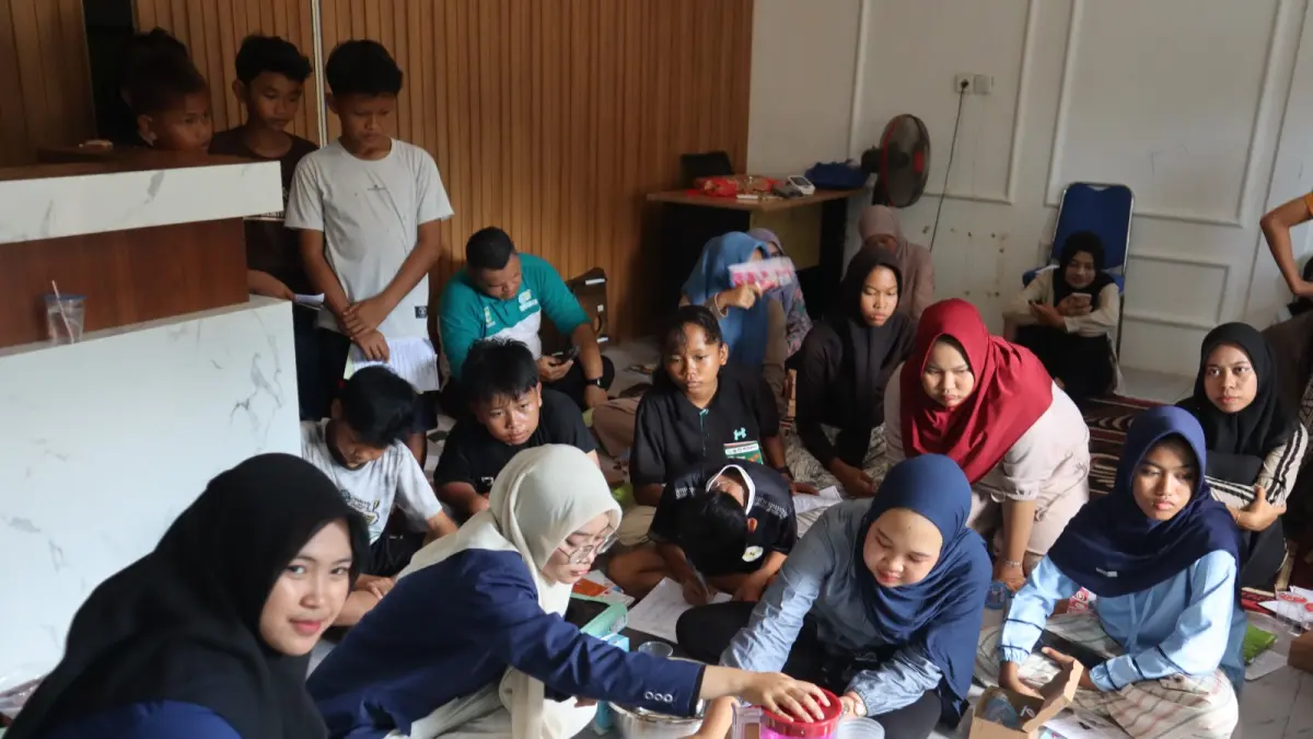 LANGSUNG PRAKTIK: Tim PKM UNISKA MAB dan UMB mengajari para remaja Desa Tungkaran membuat jamu pencegah anemia dan home remedies. 