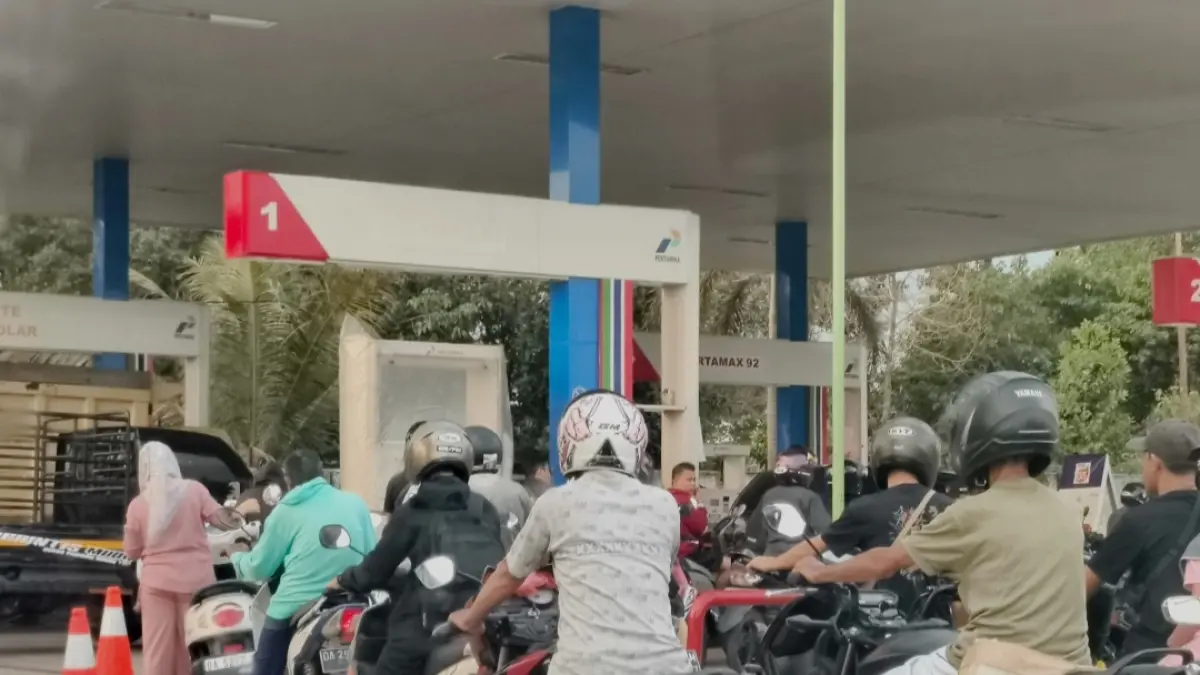 MENGULAR: Antrean kendaraan mengular di salah satu SPBU di Banjarbaru, menyusul persoalan ketersediaan BBM. (Sheila/Radar Banjarmasin)