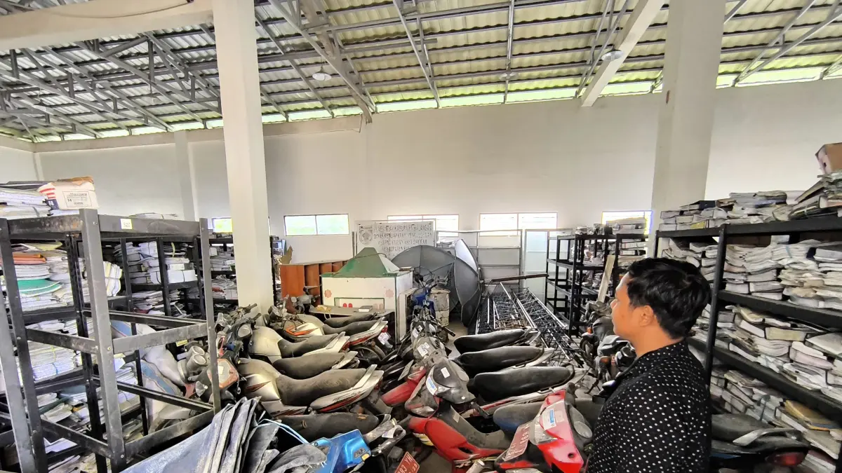 OPTIMALISASI ASET DAERAH: Deretan sepeda motor eks operasional tenaga kesehatan yang ditarik oleh badan aset daerah untuk didistribusikan kembali ke instansi lain guna menunjang kinerja petugas lapangan. (M Dirga/ Radar Banjarmasin)