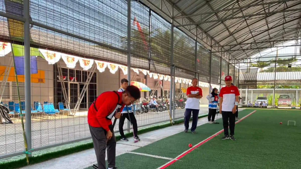 Para peserta Turnamen Gateball dari 10 UPT dan satuan kerja Kementerian Pekerjaan Umum di Kalimantan Selatan saat bertanding di Lapangan Gateball BPJN Kalsel, Banjarmasin, dalam rangka memeriahkan HUT ke-81 Republik Indonesia. (M Idris Jian Sidik)