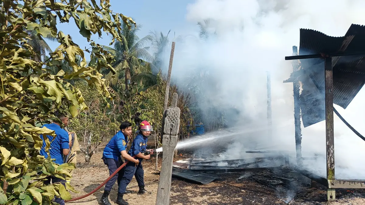 PEMADAMAN: Petugas pemadam kebakaran saat melakukan pemadaman kebakaran rumah warga di Desa Asam, Kecamatan Sungai Raya, Jumat (14/8/2026). (Foto: Damkar HSS)