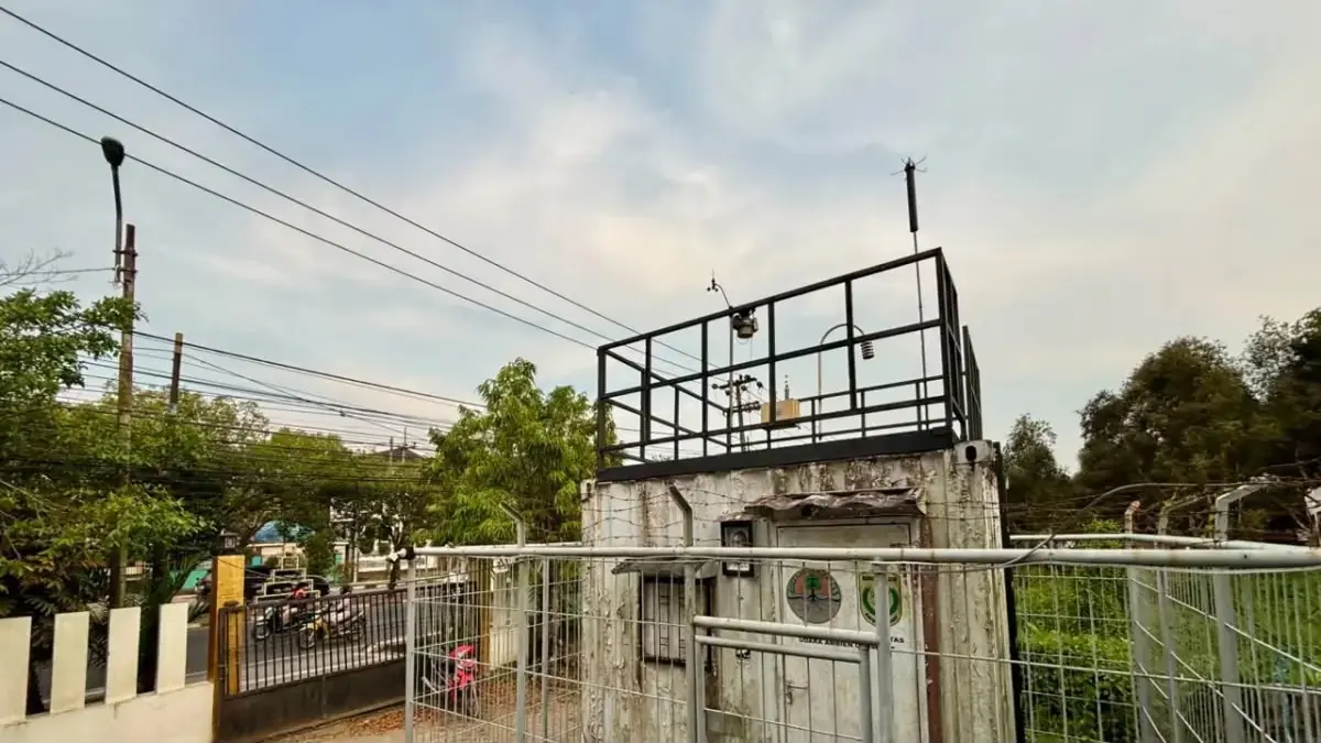 PERLU KALIBRASI: Air Quality Monitoring System (AQMS) sebagai alat pantauan kualitas udara terpasang di halaman Kantor Dinas PUPR Banjarmasin. (Zulvan Rahmatan/Radar Banjarmasin)