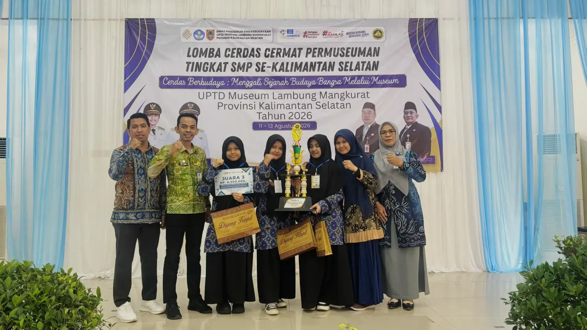 PRESTASI: Tiga peserta LCCM dari SMP IT Ikhsanul Amal Sungai Pandan, Kayla Zafina, Nur Mumtazah, dan Azizah Fitiya, didampingi pembimbing, Hidayanti SPd ikuti Lomba Cerdas Cermat Permuseuman Tingkat Provinsi Kalsel 2026. (Foto: Disdikbud HSU)