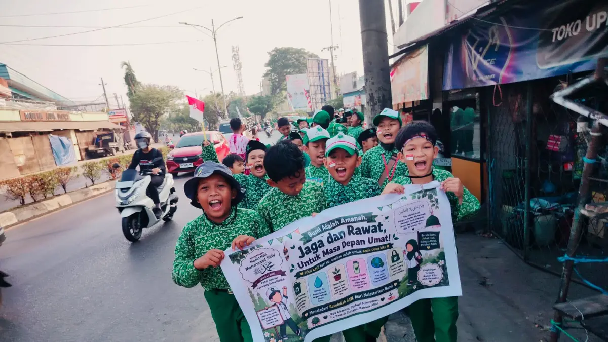SEMANGAT: Siswa MDIM Kindaung mengikuti pawai kemerdekaan dengan membawa spanduk berisi pesan persatuan dan nasionalisme. (Foto: Maulana/Radar Banjarmasin) 