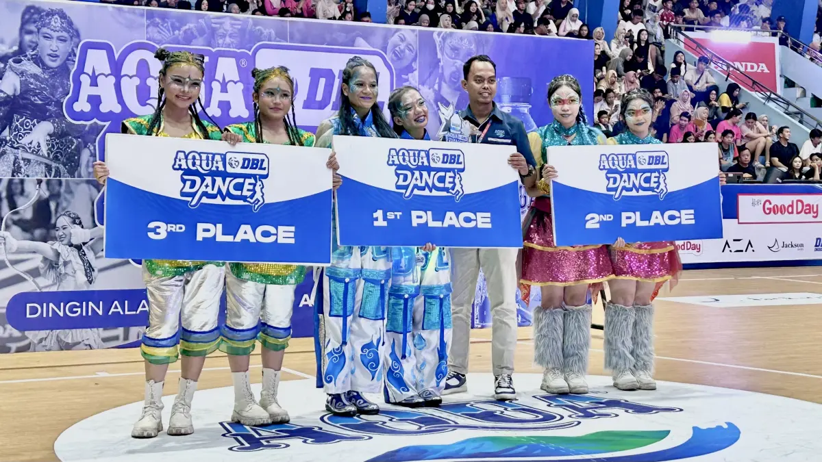 APRESIASI: Perwakilan tiga tim terbaik AQUA DBL Dance 2026 South Kalimantan menerima penghargaan pada Final Party Honda DBL with Kopi Good Day 2026 South Kalimantan di GOR Hasanuddin HM Banjarmasin, Jumat (14/8/2026). (Foto: Tia Lalita Novitri/Radar Banjarmasin)