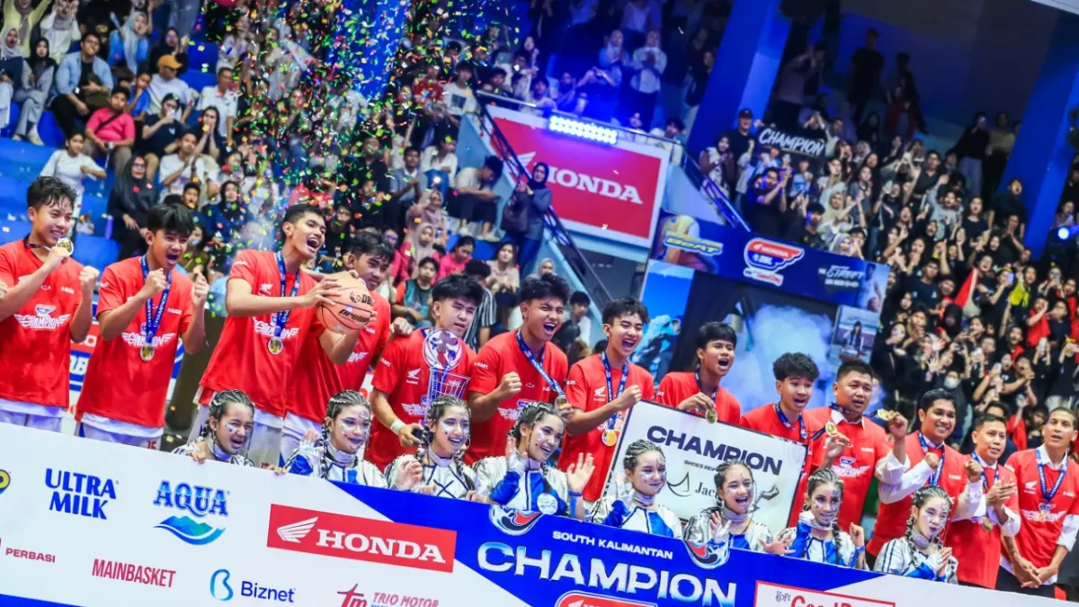 CHAMPION: Para pemain SMAN 7 Banjarmasin (Smaven) merayakan keberhasilan mempertahankan gelar juara putra Honda DBL with Kopi Good Day South Kalimantan 2026, di GOR Hasanuddin HM Banjarmasin, Jumat (14/8) malam