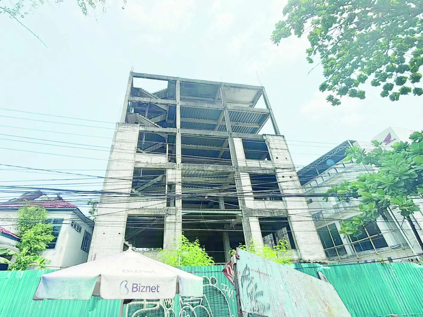 Gedung Terbengkalai Jalan Ahmad Yani, Kilometer 3