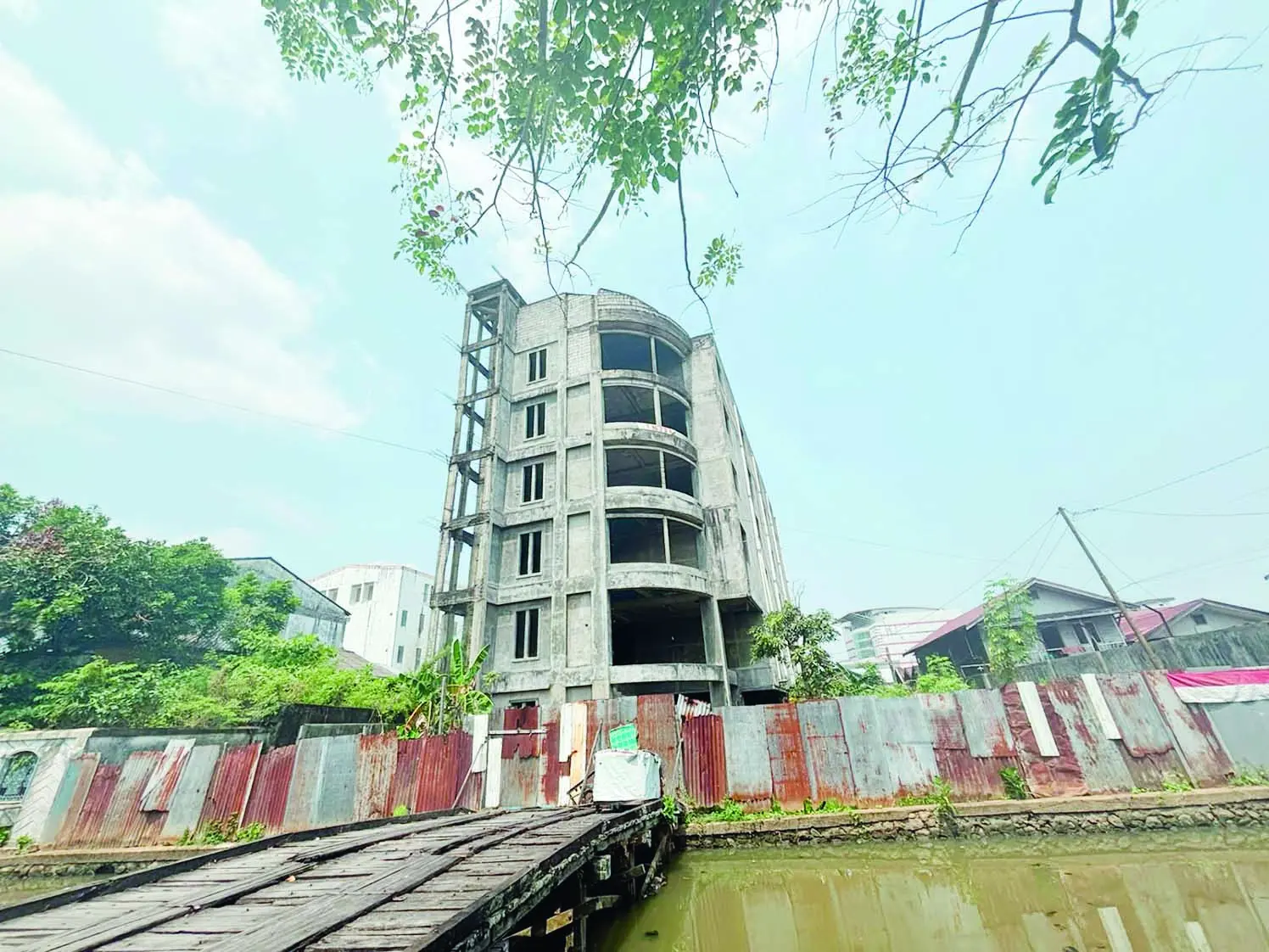 Gedung Terbengkalai Sutoyo S