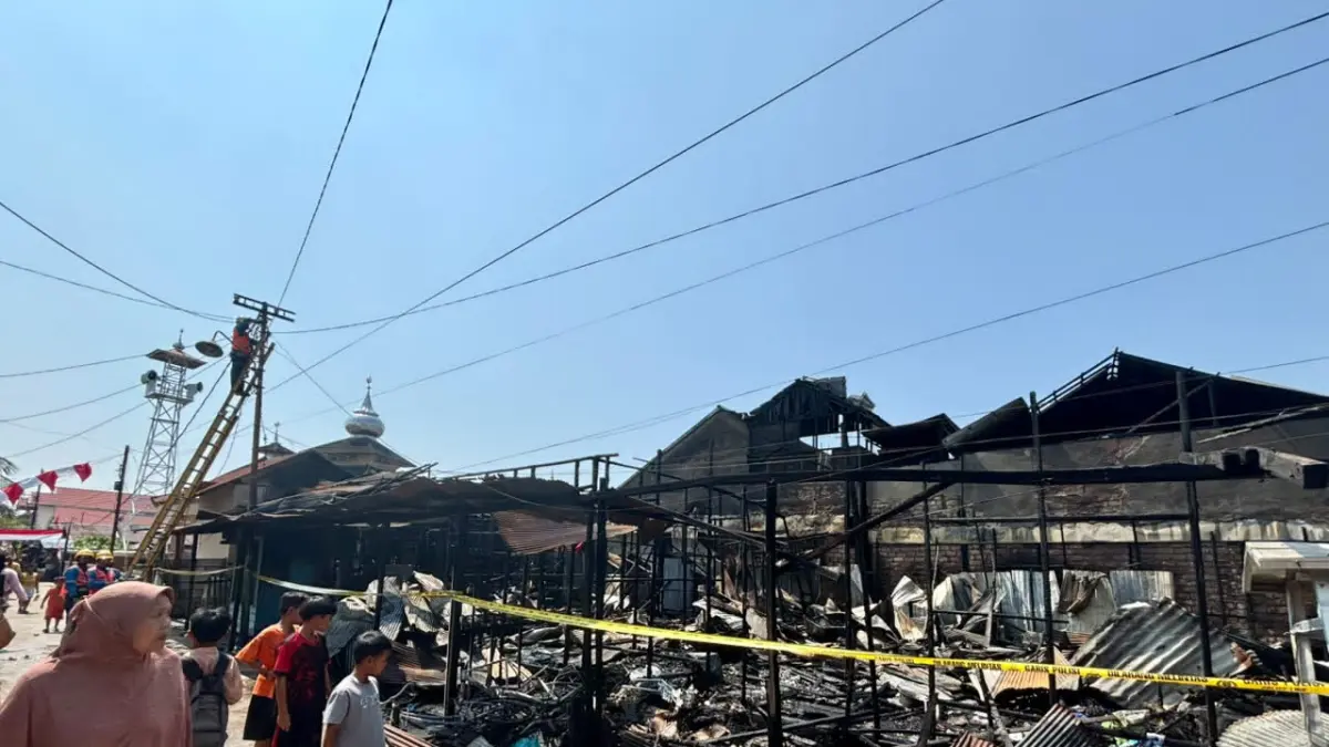 HANGUS: sejumlah rumah termasuk hunian petak enam pintu di Gang Pirus III, Jalan Prona II, Banjarmasin Selatan ludes terbakar, Sabtu (15/8/2026) pagi.(Foto: Zulvan Rahmatan/Radar Banjarmasin)