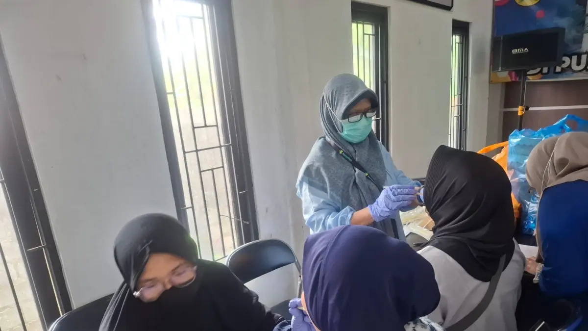 KESEHATAN: Petugas melakukan pemeriksaan kesehatan gigi peserta Prolanis sebagai bagian dari skrining untuk menjaga kesehatan gigi dan mulut.