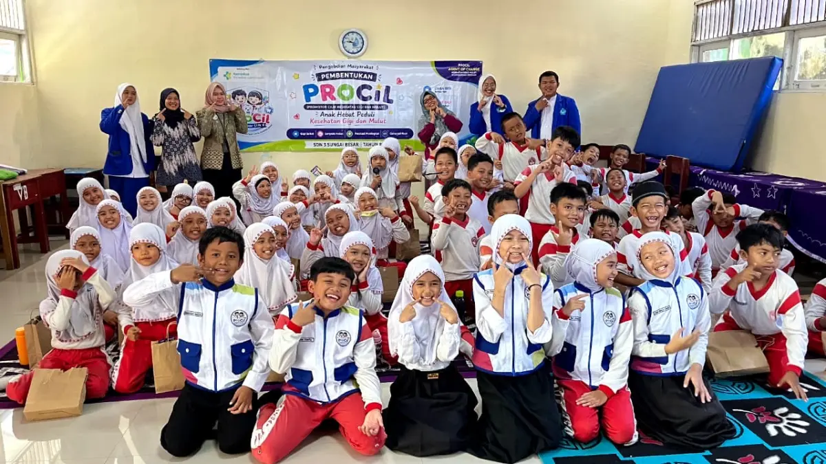 MOMEN: Tim ProCil bersama jajaran Jurusan Kesehatan Gigi Poltekkes Kemenkes Banjarmasin dan pihak SDN 3 Sungai Besar usai kegiatan edukasi kesehatan gigi.