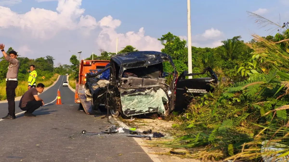 OLAH TKP: Polisi resmi menghentikan penyidikan kasus kecelakaan maut yang menewaskan tujuh orang di jalur alternatif Banjarbaru–Batulicin, Kecamatan Mantewe, Kabupaten Tanah Bumbu (Tanbu). (PJR Tanbu)