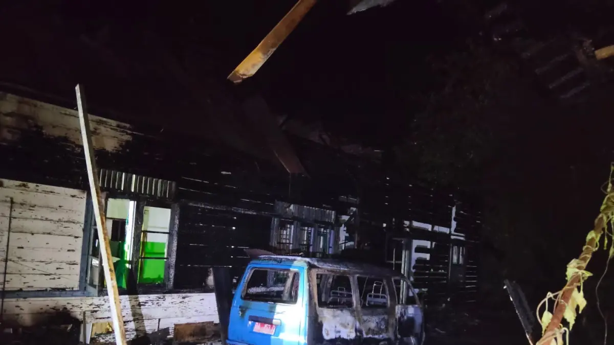 TERDAMPAK: Kebakaran di Tumpang Talu turut menghanguskan Sekretariat dan mobil operasional HMI Kandangan, Sabtu (15/8/2026) dini hari.(Foto: Damkar HSS)&nbsp;