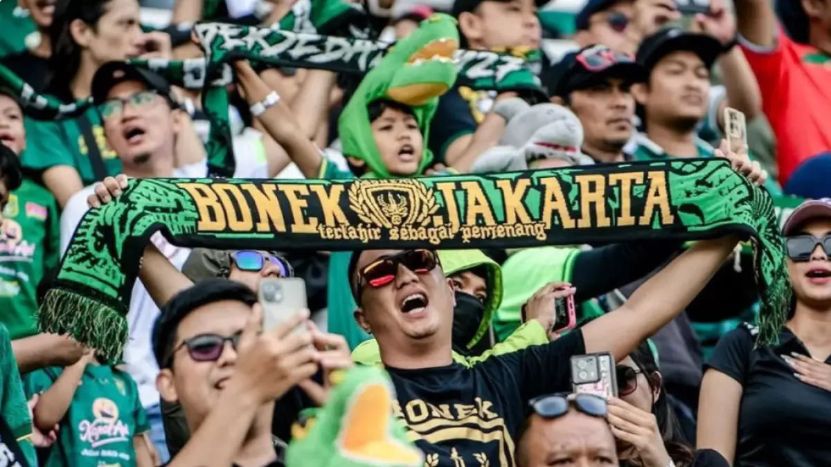 TIDAK RUSUH: Bonek saat sambut Jakmania di laga Persebaya Surabaya vs Persija Jakarta. Suporter kembali diperbolehkan hadir di laga tandang. (Persebaya Surabaya)