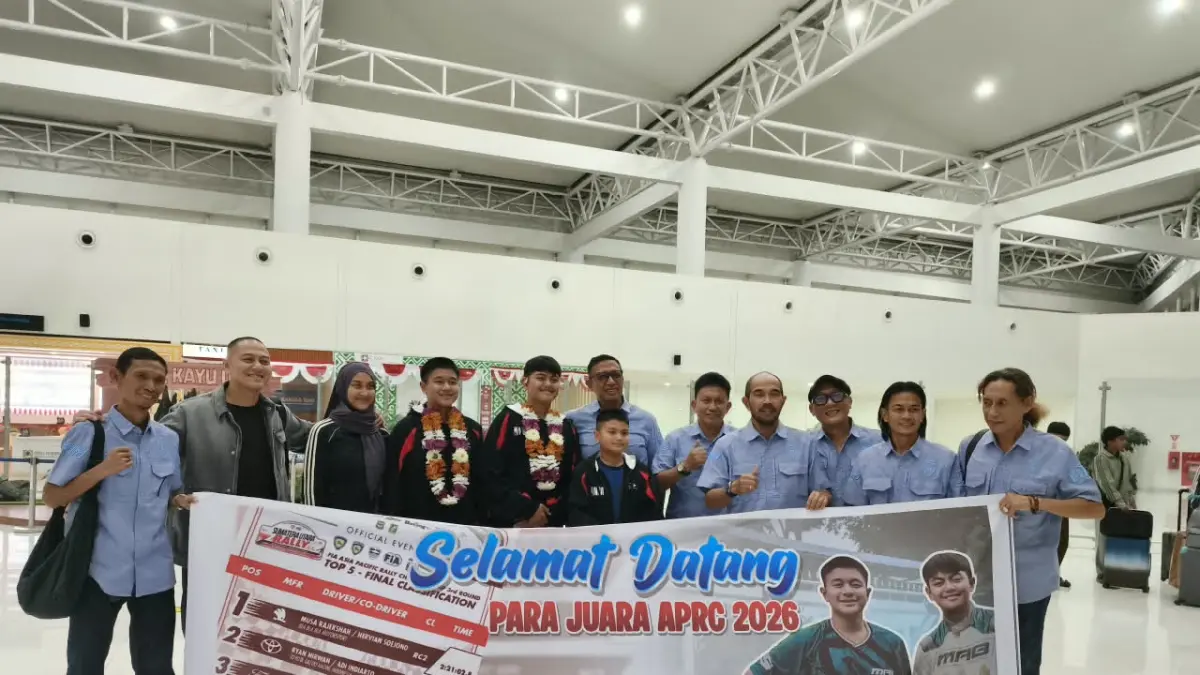 UKIR PRESTASI: Dua pereli muda Kalsel, Muhammad Kholilul Rahman dan Ahmad Sakha Hakim disambut Pengurus IMI Kalsel di Bandara Internasional Syamsuddin Noor, Banjarbaru, Jumat (14/8/2026) malam.(Foto: Sheilla Farazela/Radar Banjarmasin)&nbsp;
‎
