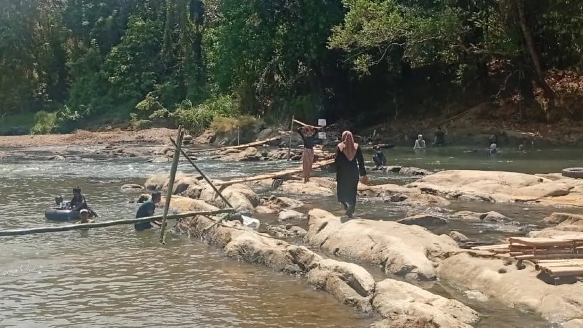 BATU AMPAR: Wisatawan ramai mandi di tempat wisata pemandian Batu Ampar Desa Jambu Hulu HSS, Minggu (16/8/2026).