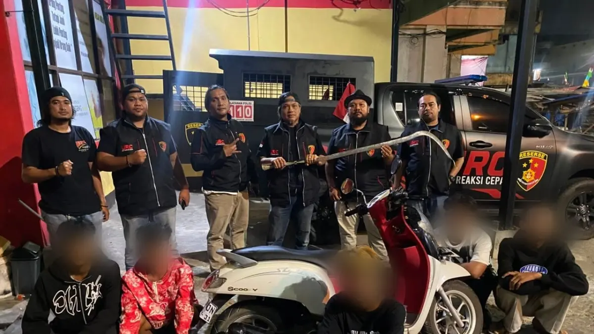 DIAMANKAN: Lima remaja yang diduga terlibat aksi tawuran di kawasan Kuin diamankan polisi untuk menjalani pemeriksaan. (Humas Polresta Banjarmasin)&nbsp;