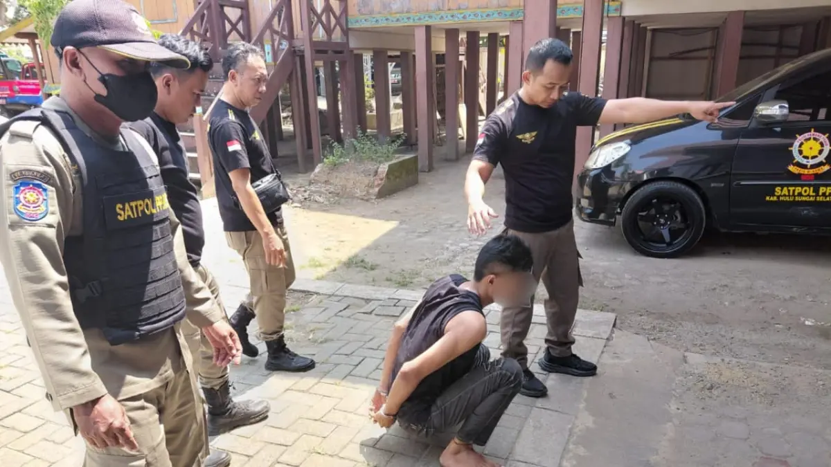 DIAMANKAN: Satpol PP HSS mengamankan NH setelah diduga mengganggu seorang wanita di depan Masjid Agung Taqwa Kandangan. (Foto: Satpol PP HSS)
