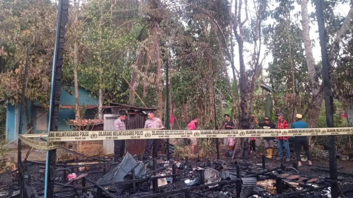GARIS POLISI: Pihak Kepolisian memasang garis Polisi rumah Nenek Nor Aisyah yang ludes terbakar, Minggub(16/8/2026) sore.(Foto: M Padil Ihsan/Radar Banjarmasin)&nbsp;