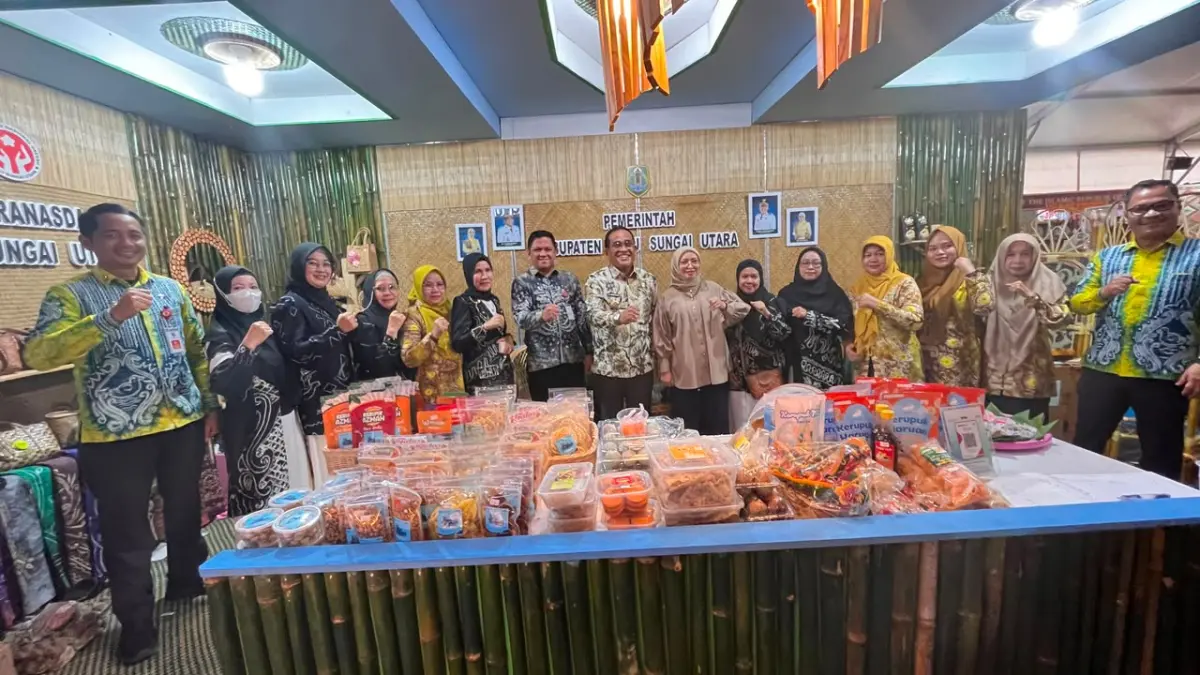 HADIR: Bupati HSU, H Sahrujani turut berjualan di stan Pemkab HSU saat pembukaan Kalsel Expo 2026 di Kompleks Perkantoran Pemprov Kalsel, Banjarbaru., Rabu (12/8/2026).(Foto: Pemkab HSU)&nbsp;