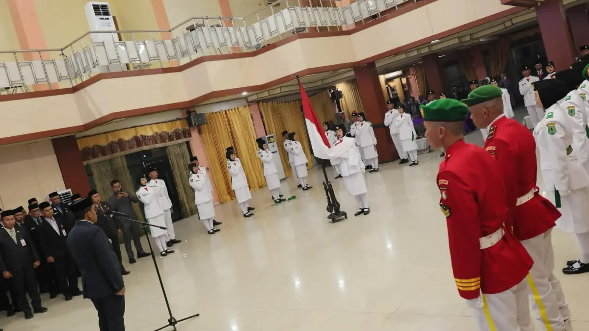 HADIR: Bupati Kabupaten HSU, H Sahrujani mengukuhkan anggota Paskibraka Kabupaten HSU Tahun 2026 di Aula Idham Chalid Amuntai, Sabtu (15/8/2026) malam.(Foto:Pemkab HSU)