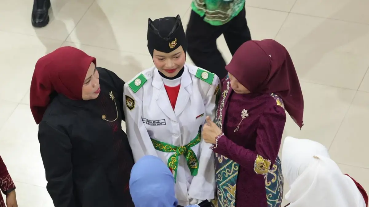 HARU: Ketua TP PKK HSU Hj. Murniati Sahrujani, Ketua GOW HSU Mayang Melani Setiawan memeluk Sintia Bella, anggota Paskibraka HSU seusai pengukuhan di Gedung Idham Khalid, Sabtu (15/8/2026).&nbsp;