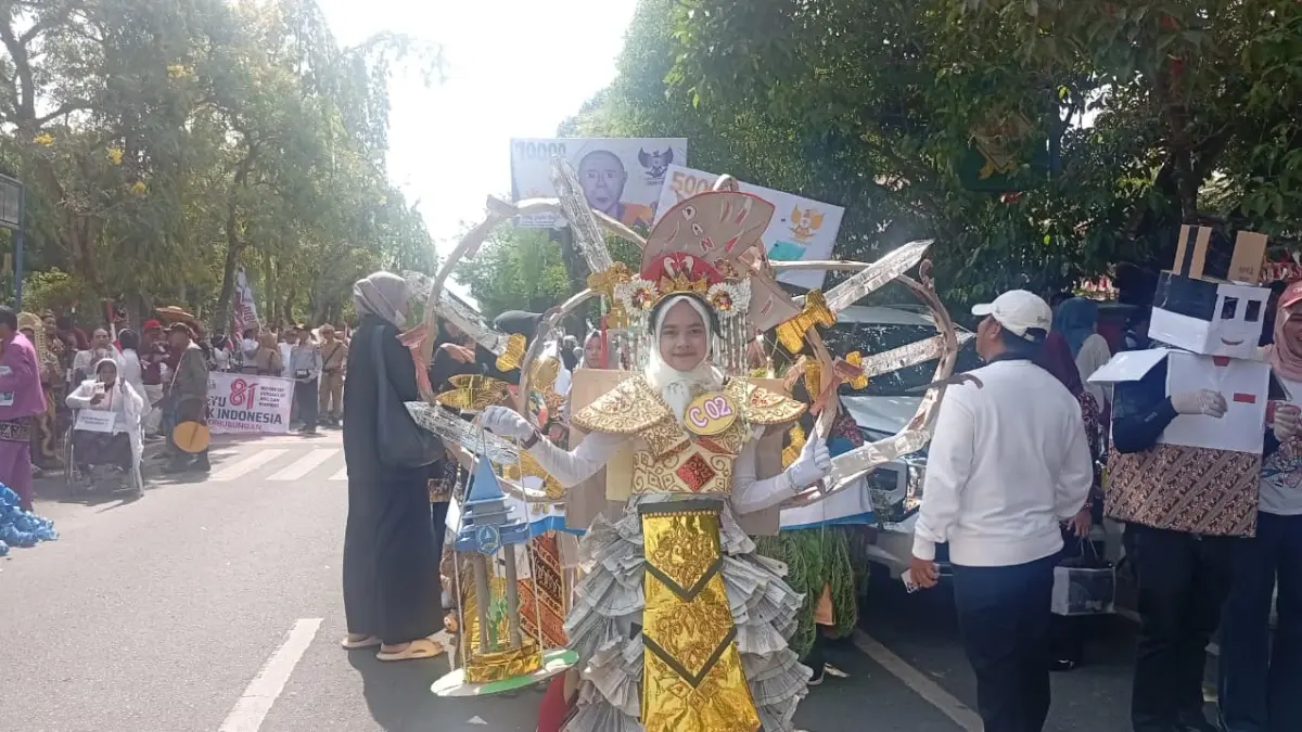 KARNAVAL: Barisan peserta Karnaval Kemerdekaan HUT RI ke 81 di HSS. (Foto: M Padil Ihsan/Radar Banjarmasin)&nbsp;