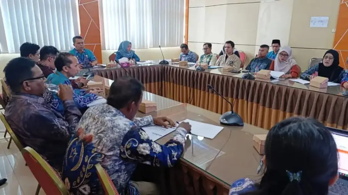 Kepala Bidang RIDA Bapperida Banjar Nuri Ansyari memimpin ekspose hasil kajian IKLI Kabupaten Banjar 2026, Jumat (14/8). (BAPPERIDA BANJAR)
