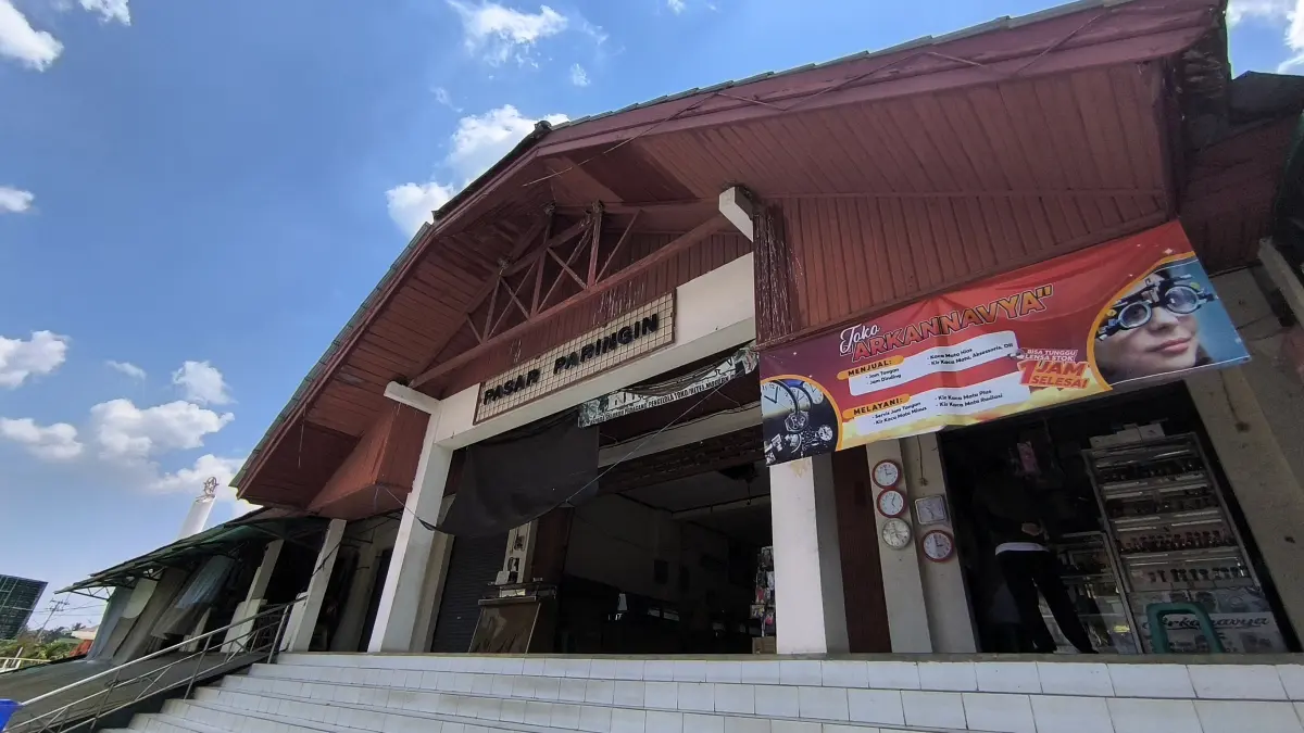 LENGANG: Suasana deretan toko di Pasar Paringin yang kini tampak sepi dari aktivitas jual beli akibat menurunnya jumlah pengunjung.(M Dirga / Radar Banjarmasin)