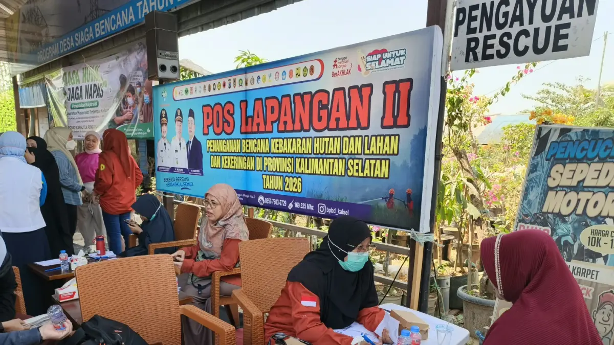 Masyarakat landasan ulin selatan saat melaksanakan cek kesehatan gratis di posko pengayuan (sheilla/Radar Banjarmasin)‎ ‎