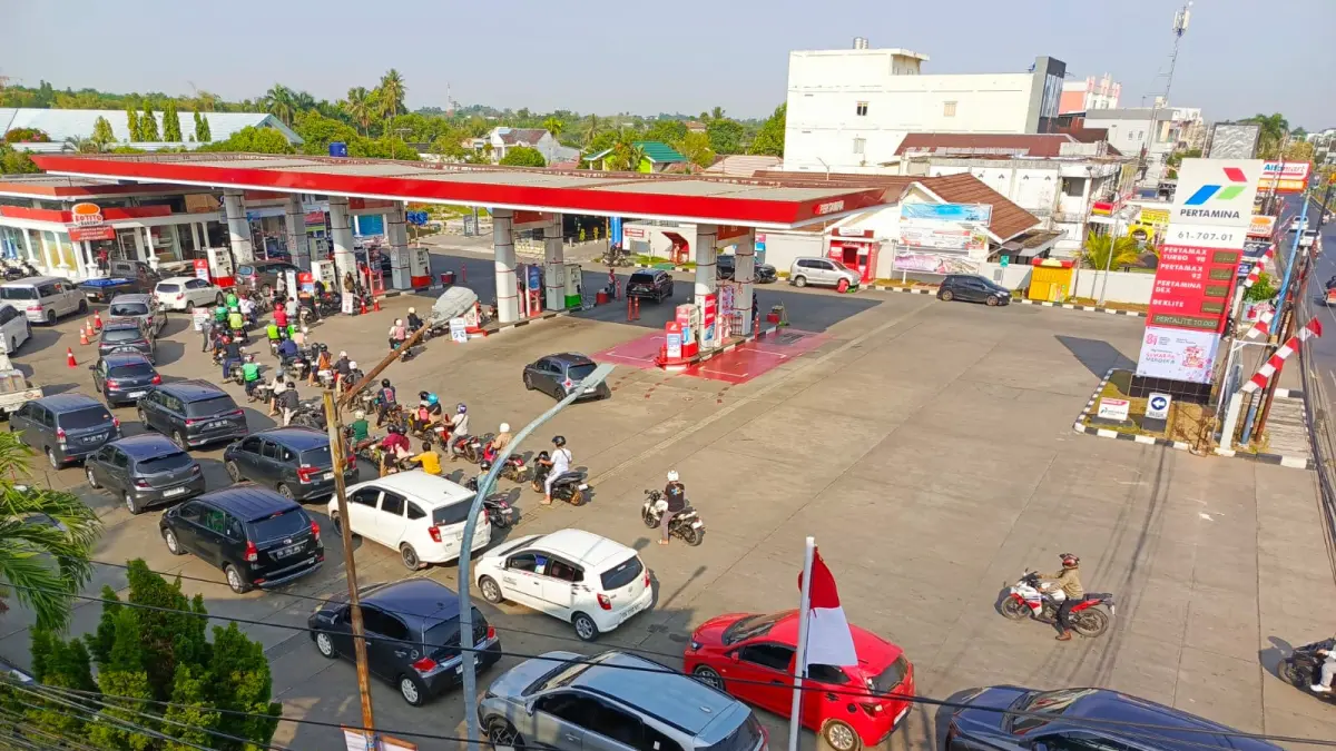 MENGULAR: Antrean BBM di SPBU Coco Kota Banjarbaru yang cukup panjang dan memakan waktu. (Ramli/Radar Banjarmasin)&nbsp;