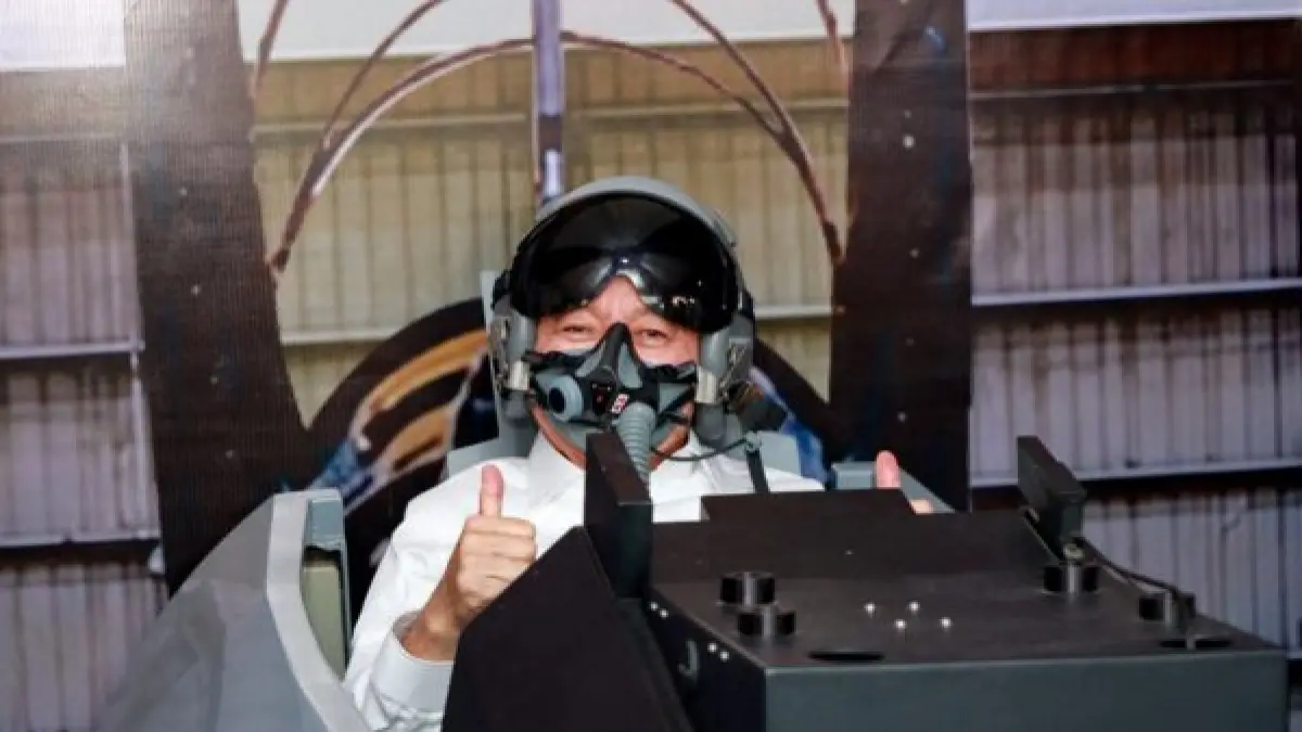 MENJAJAL: Gubernur Kalsel H. Muhidin bersama Forkopimda mencoba simulator F-16 TNI AU di stand Alutsista Lanud Sjamsudin Noor, Kalsel Expo 2026. (Foto: Dok. Puspen TNI)
