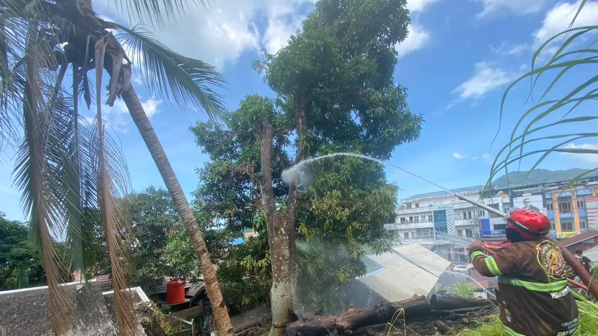 PEMBASAHAN: Relawan kebakaran Kotabaru sedang melakukan pembasahan setelah api berhasil dijinakkan. (Foto: Jumain/ Radar Banjarmasin)&nbsp;