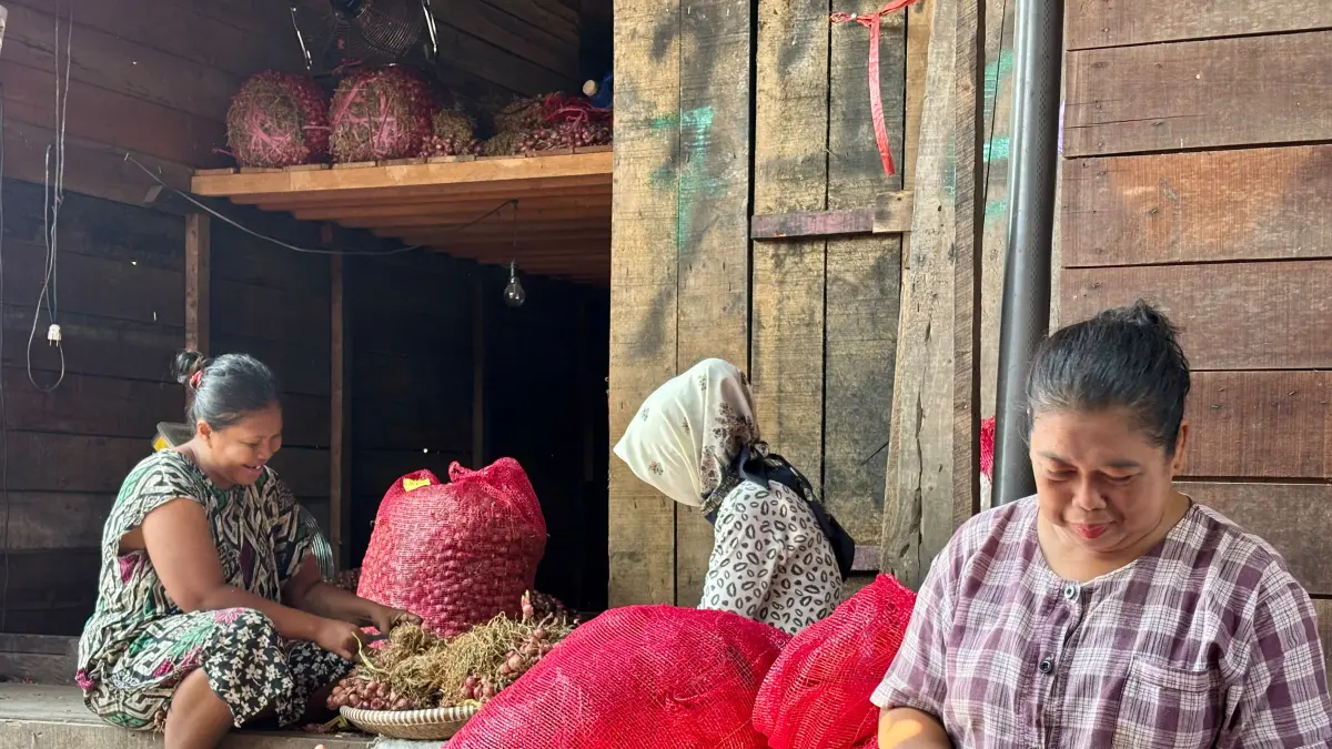 Sekelompok pengupas bawang di Pasar Lima Banjarmasin menceritakan penghasilan yang diperoleh setiap hari. Jauh dari yang disebutkan presiden. (Zulvan &nbsp;Rahmatan/Radar Banjarmasin)