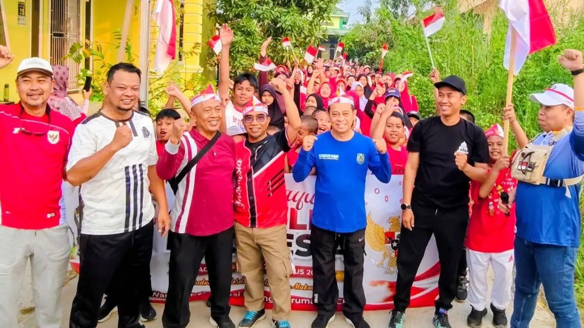 SEMANGAT KEMERDEKAAN: Warga Kompleks CPS II, Kelurahan Sungai Malang, mengikuti jalan sehat dalam rangka memeriahkan HUT ke-81 Kemerdekaan RI.
