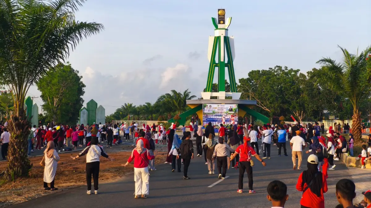 SENAM: Warga mengikuti senam bersama saat CFD perdana di kawasan Bundaran Adipura, Tanah Bumbu, Ahad (16/8/2026) pagi.