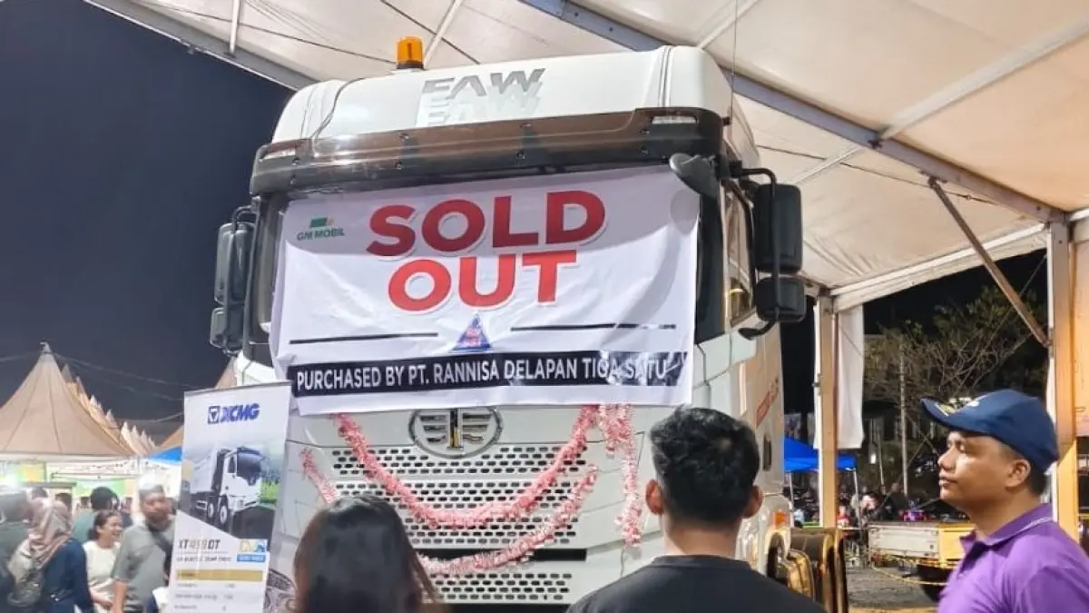 TERJUAL: Truk tambang senilai Rp1,7 miliar terjual dalam Kalsel Expo 2026 dan menarik perhatian pengunjung. (Foto: MC Kalsel)
