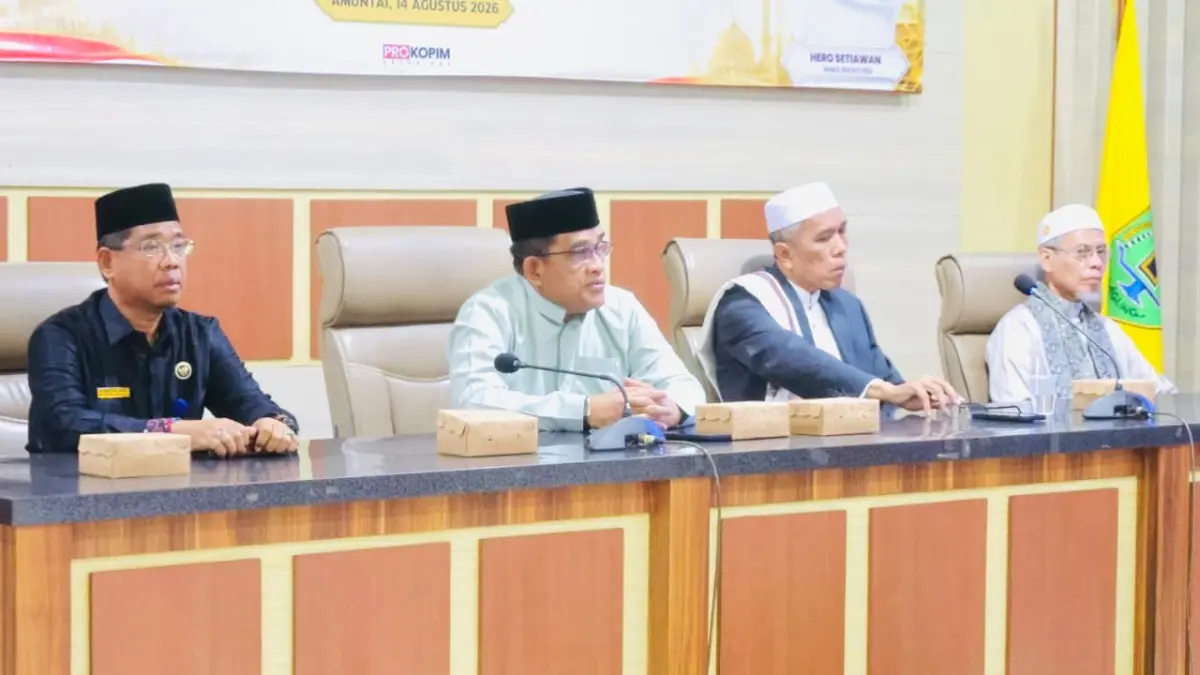 HADIR: Bupati Kabupaten HSU, H Sahrujani bersilaturahmi bersama alim ulama dan tokoh masyarakat se-Kabupaten HSU dalam rangka menyambut Bulan Maulid 1448 Hijriah sekaligus tasyakuran HUT ke-81 Kemerdekaan Republik Indonesia di Gedung Agung Amuntai.(Foto: Pemkab HSU)